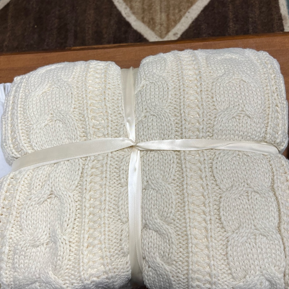 NWT Thirty One Cream Cozy Cable-Knit Blanket - Picture 3 of 6